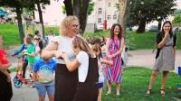 V študijskem krožku so obudili stare igre (na fotografiji igra Sneg 
gazit') in obenem poskrbeli za dodatne priložnosti za druženje in 
medsebojno, tudi medgeneracijsko povezovanje.