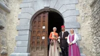 Obiskovalce na vhodu pričakajo grajski skrbniki, med njimi Bojana 
Čibej (levo).
