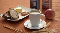 Polnozrnat kruh z maslom in marmelado, skodelica Kneippove 
kave in jabolko za zdrav zajtrk.