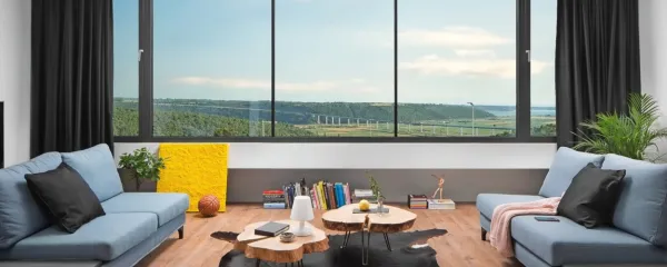 Iz dnevne sobe sega pogled prek gričevja do morja.