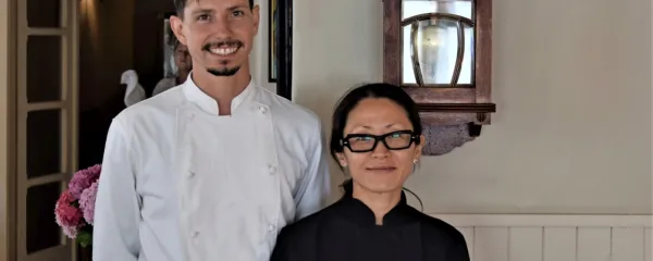 Tomaž Sovdat in njegova žena Yuki v restavraciji Mangrt pod 
stensko uro  še iz časov, ko so krajani prihajali v gostilno zgolj zato, 
da bi pogledali nanjo. 