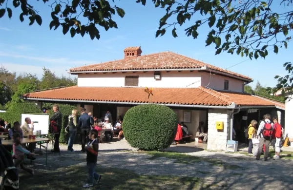 Priljubljeno zbirališče pohodnikov, koča na Kokoški, je bila pred 
dnevi tarča vandalov.