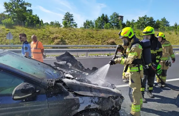 Gasilci iz  Materije in sežanskega zavoda  so kraj zavarovali, avto  
pregledali s termokamero in  ga dodatno zalili.   