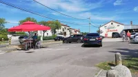 Včeraj popoldne je eden od prodajalcev brez ustreznih soglasij 
zasedal del parkirišča. Vozniki, predvsem tujci, pa so redno zavijali 
k njemu.     