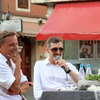 Igor Saksida in Goroslav Vukšić Gogo (desno) in Norci pomorci pred publiko na koprski Mudi