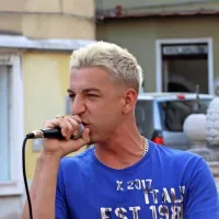 Izid očetovega romana - kdo je zakrivil? Drill.  