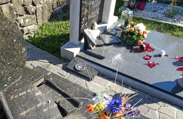 Vrhpoljci so v ponedeljek popoldne naleteli na pravo razdejanje na pokopališču nad vasjo. 