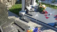 Vrhpoljci so v ponedeljek popoldne naleteli na pravo razdejanje na pokopališču nad vasjo. 