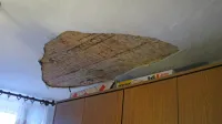V stropu je zazijala približno tri kvadratne metre široka luknja.