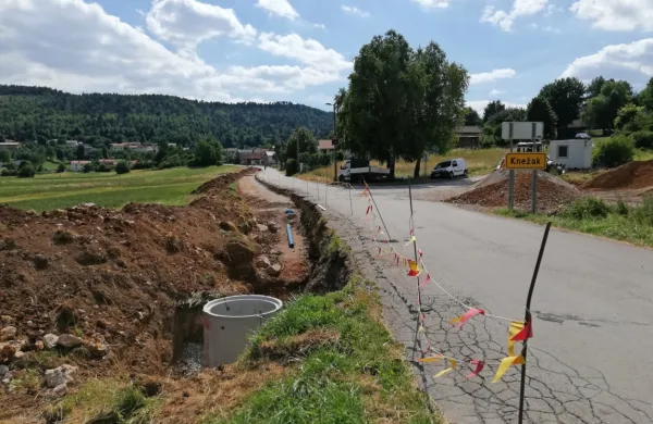 Obnova vodovoda med Knežakom in Obrobo bo izboljšala oskrbo 
s pitno vodo okoliških prebivalcev in  požarno varnost strelišča na 
Baču. 