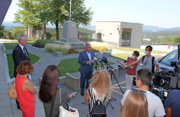Sestanek okoljskega ministra Andreja Vizjaka glede zajezitve 
Suhorice je bil deležen tudi precejšnjega medijskega zanimanja. 