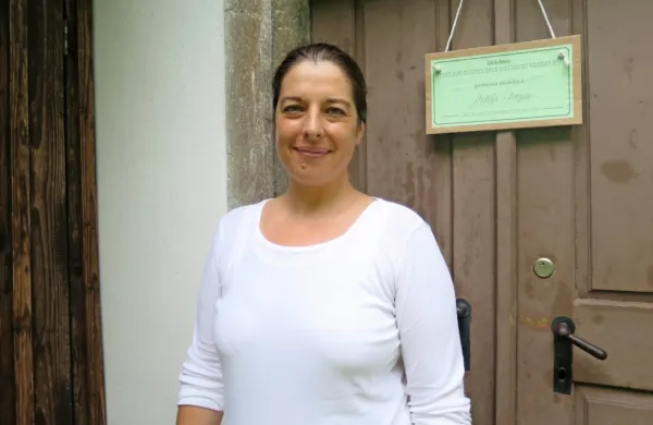 Pisateljica Mateja Perpar pred muzejsko rudarsko hišo - poletno 
pisateljsko rezidenco, v kateri kot prva piše mladinski roman.