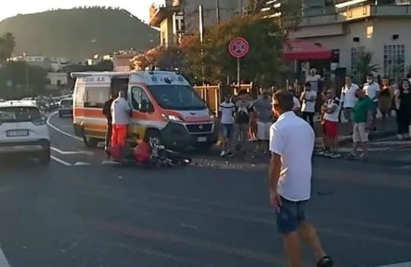 Nesreča se je zgodila sredi nedeljskega  vrveža v obmorskem mestecu Pozzuoli.