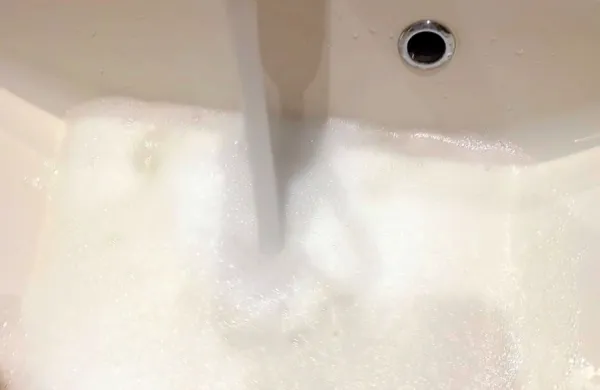 Voda iz pip v Anhovem se je v petek močno penila.