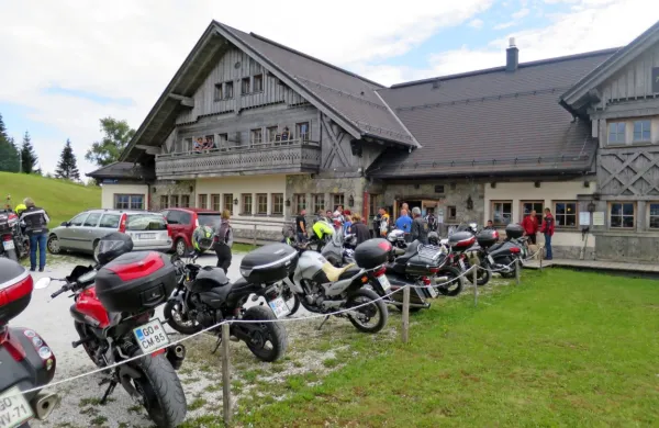 Alpsko perlo, na Črnem vrhu odprto od srede do nedelje, je minuli 
vikend obiskala tudi večja skupina motoristov iz Tolminske.