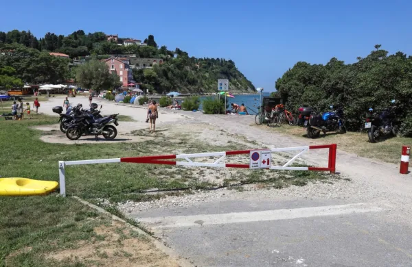 Zapornica preprečuje hiter dostop do kopališča v Fiesi.