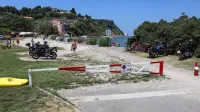 Zapornica preprečuje hiter dostop do kopališča v Fiesi.