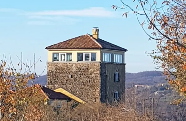 Kaj namerava švicarsko podjetje z utrdbo v Glemu, še ni znano, saj 
njegova zastopnica po končani dražbi ni želela komentirati 
nakupa.