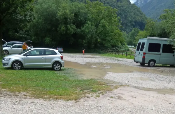 Domačini in turisti se sprašujejo, do kdaj bodo pri Robiču plačevali 
za prašno makadamsko in neurejeno parkirišče.