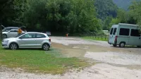 Domačini in turisti se sprašujejo, do kdaj bodo pri Robiču plačevali 
za prašno makadamsko in neurejeno parkirišče.