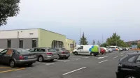 Pred zdravstvenim domom  parkiranje še ni dovoljeno, namenjeno 
pa je predvsem zdravstvenim delavcem. 