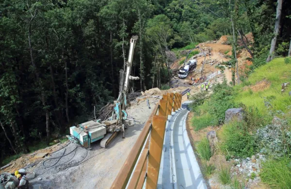 Na gradbišču dostopnih cest  do drugega tira pod Mihelami pravijo, 
da vojake in policiste pogosto videvajo.   