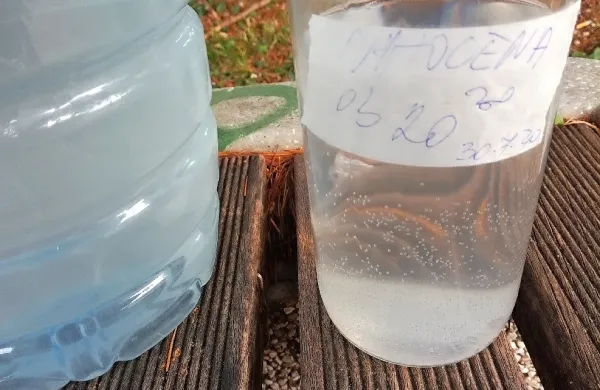 Voda iz cisterne gasilcev je bila motna in imela usedline.
