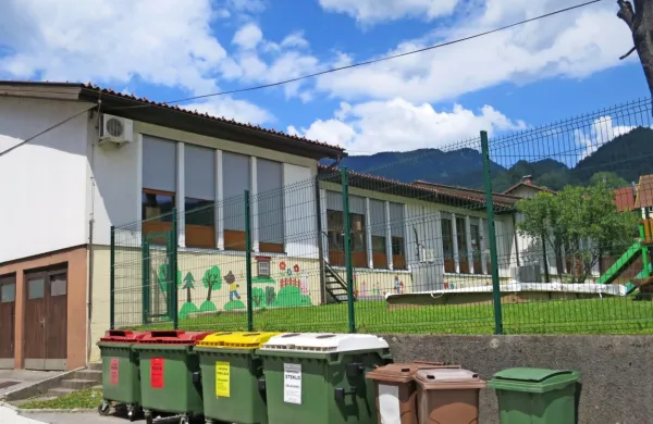 Montažni vrtec iz leta 1975 je že zdavnaj premajhen, do novega pa bo občina Cerkno lahko prišla le s premišljeno razvojno strategijo.