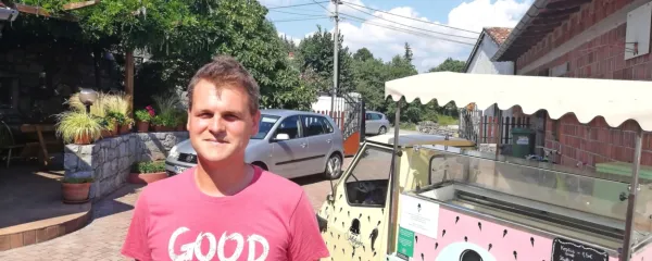 Jan Birsa pred svojim trikolesnikom na dvorišču domače hiše v 
Ponikvah. 