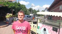 Jan Birsa pred svojim trikolesnikom na dvorišču domače hiše v 
Ponikvah. 
