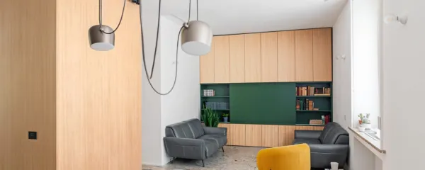 Monoliti lesenih ploskev dajejo stanovanju rahel retro pridih, ki 
mu sledi tudi ostala oprema.