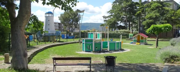 Vojkovo nabrežje v Kopru: Tu, kjer je sedaj otroško igrišče, smo 
nekoč čofotali med ribiškimi čolni ...