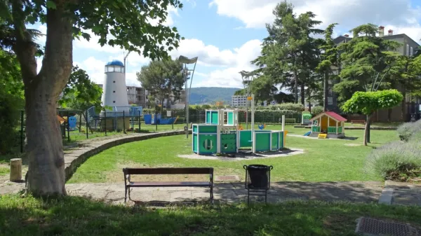 Vojkovo nabrežje v Kopru: Tu, kjer je sedaj otroško igrišče, smo 
nekoč čofotali med ribiškimi čolni ...