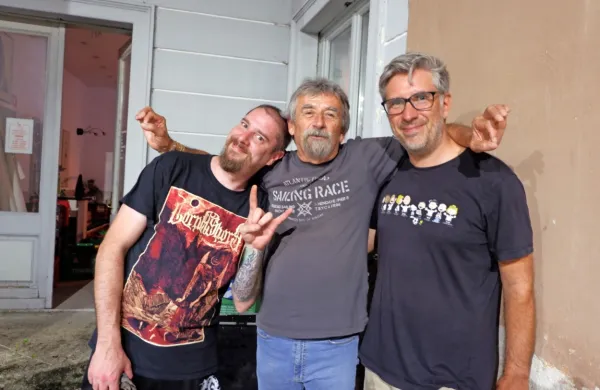 Z leve se veselijo in skupnih vaj spominjajo Janez Zega,  Jožek 
Štucin in njegov sin Marko. 