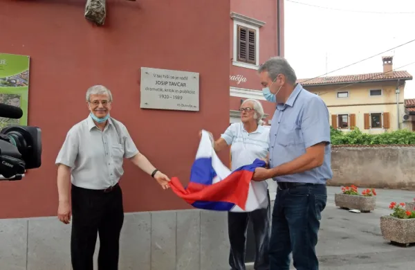 Spominsko ploščo so odkrili (z leve) Tavčarjeva sinova Loris in Sergio Tavčar ter sežanski župan 
David Škabar.