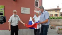 Spominsko ploščo so odkrili (z leve) Tavčarjeva sinova Loris in Sergio Tavčar ter sežanski župan 
David Škabar.