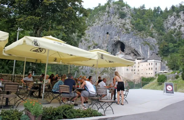 Ob pogledu na Predjamski grad je letos mogoče uživati brez 
pretirane gneče.