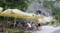 Ob pogledu na Predjamski grad je letos mogoče uživati brez 
pretirane gneče.