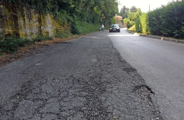 Luknje na cestišču so večje iz leta v leto. 