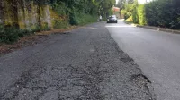 Luknje na cestišču so večje iz leta v leto. 