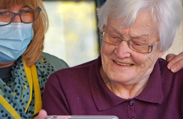 Pomoč na domu je dobrodošla opora družinam, a ne more 
nadomestiti 24-urne oskrbe. 