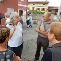 Ob spominski plošči (v ozadju) sta poklepetala Josipov sin Sergio 
Tavčar (levo), legendarni televizijski novinar, in Marjan Tavčar, ki 
v Dutovljah nadaljuje Tavčarjevo rodbino.  