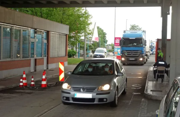 Za 28-letnim Čečenom, ki je junija na mejnem prehodu v Vrtojbi 
zbežal v Slovenijo,  sta razpisana dva evropska priporna naloga.