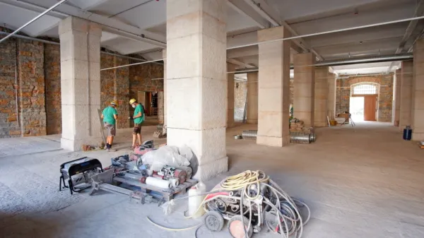 V pritličju Skladišča 26 se nadaljujejo obnovitvena dela. 
