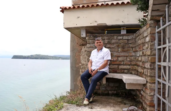 Piranski župnik Zorko Bajc nad klifom, ki zaradi erozije ogroža 
župnišče in kopalce.