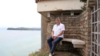 Piranski župnik Zorko Bajc nad klifom, ki zaradi erozije ogroža 
župnišče in kopalce.