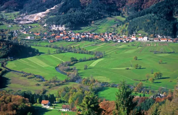 Planinsko polje je pravi raje za ljubitelje sprehodov v naravnem 
okolju.