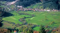 Planinsko polje je pravi raje za ljubitelje sprehodov v naravnem 
okolju.