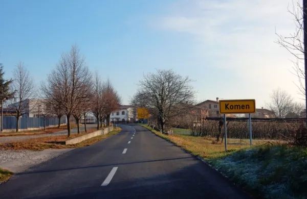Predvidoma prihodnje leto naj bi na vhodu v Komen iz smeri 
Gorjanskega, ob nekdanjem Alukomnu,  uredili krožišče. Tja bi se 
lahko preselil tudi bencinski servis.   
