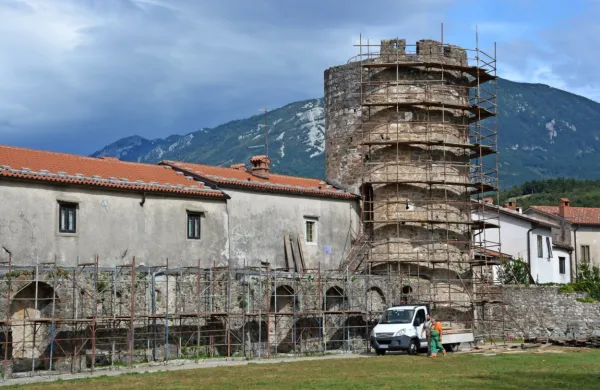 Na stolpu s cinami so začeli nujna vzdrževalna dela.